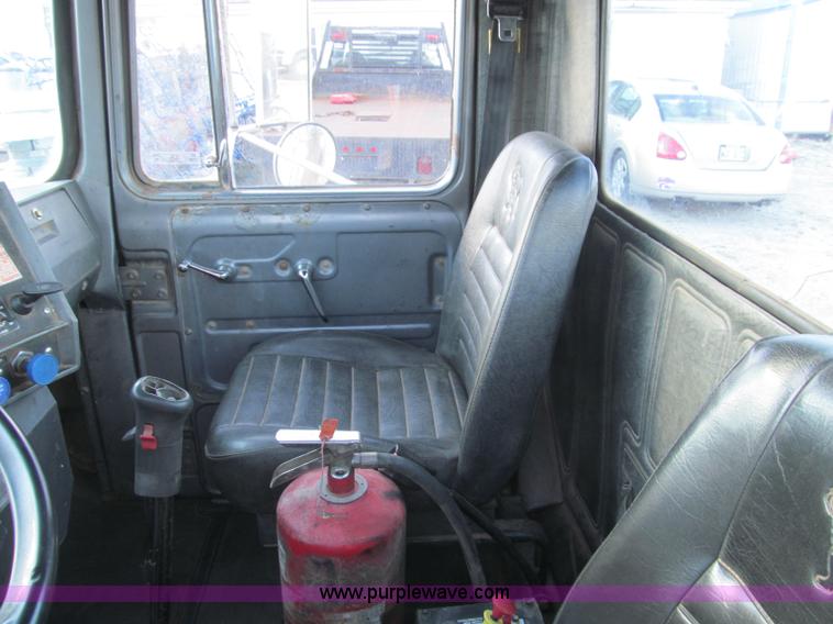 image for item F4690 1994 Mack RD688S semi truck