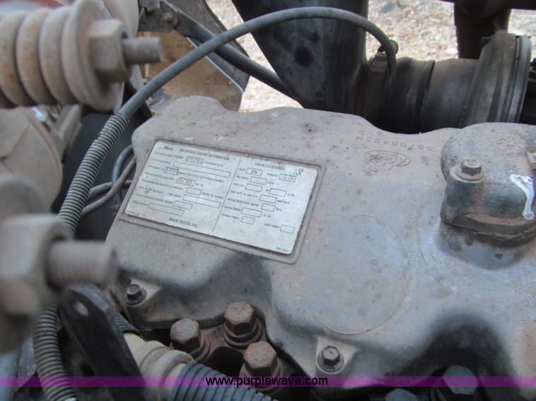 image for item F4690 1994 Mack RD688S semi truck