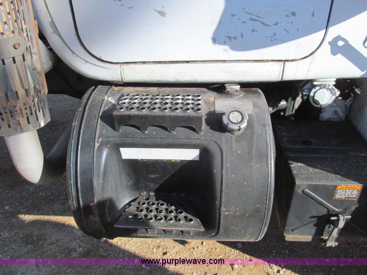 image for item F4690 1994 Mack RD688S semi truck