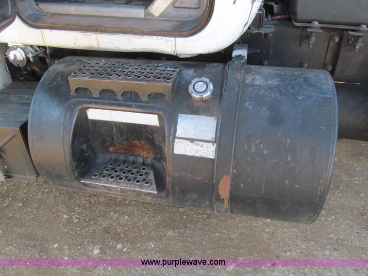 image for item F4690 1994 Mack RD688S semi truck