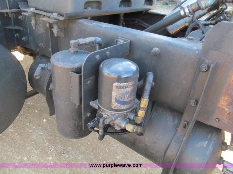 image for item F4690 1994 Mack RD688S semi truck