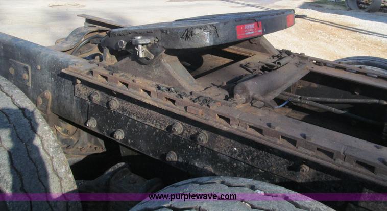 image for item F4690 1994 Mack RD688S semi truck