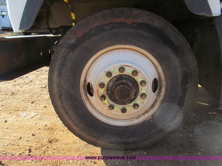 image for item F4690 1994 Mack RD688S semi truck