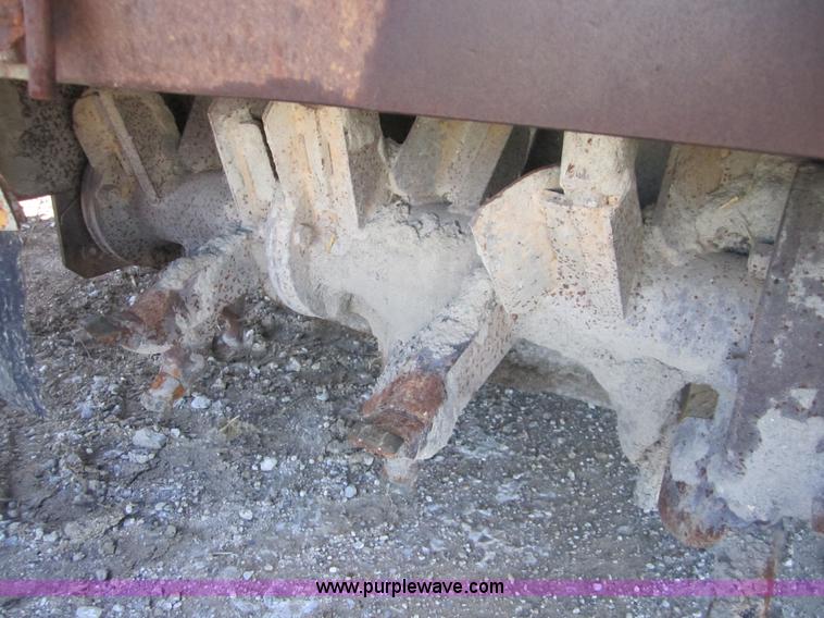 image for item F6560 Gomaco GT3200 curb and gutter machine