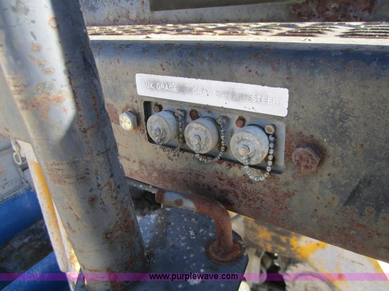 image for item F6560 Gomaco GT3200 curb and gutter machine