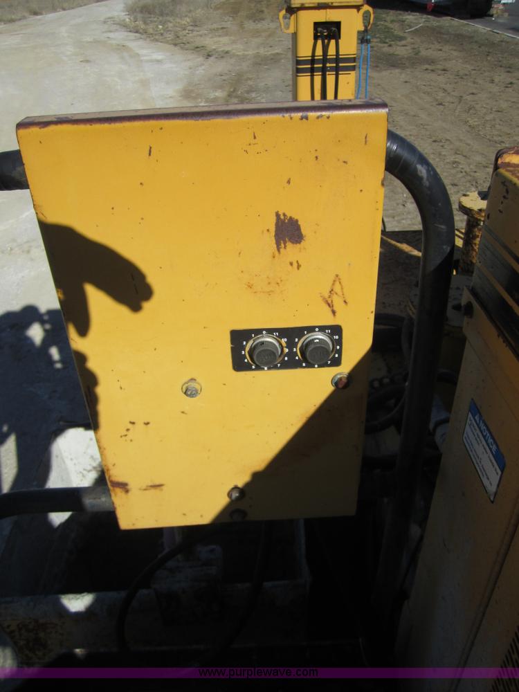 image for item F6560 Gomaco GT3200 curb and gutter machine