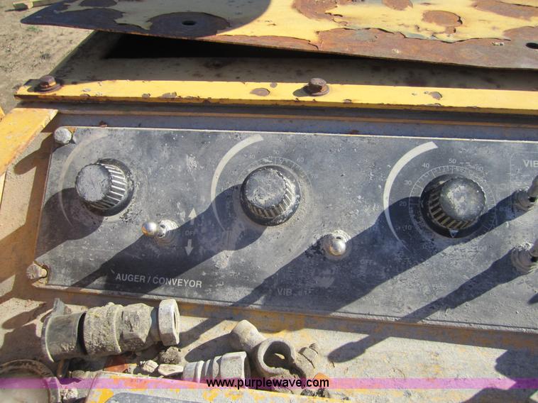 image for item F6560 Gomaco GT3200 curb and gutter machine