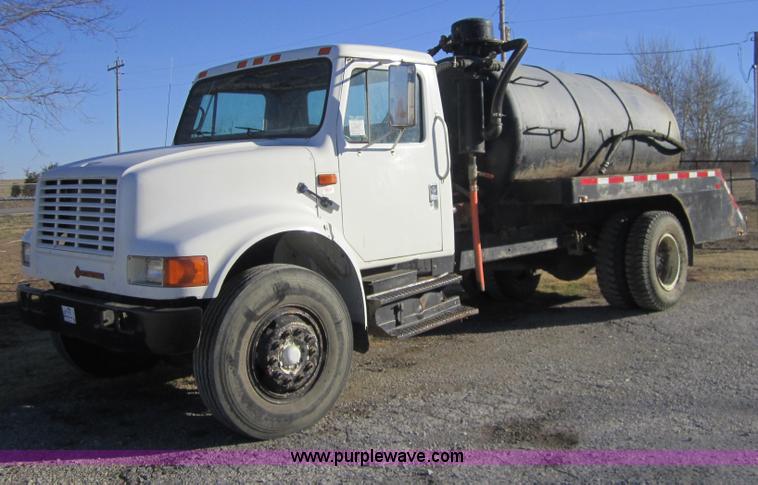 image for item F6571 1990 International 4700 vacuum truck