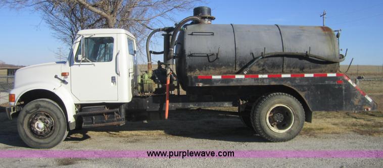 image for item F6571 1990 International 4700 vacuum truck