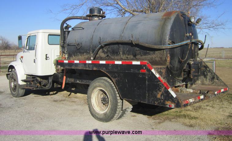 image for item F6571 1990 International 4700 vacuum truck