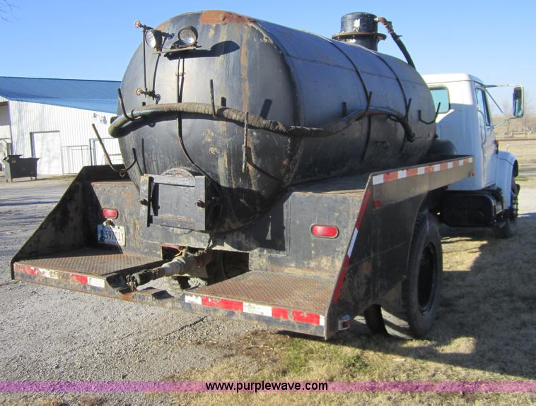 image for item F6571 1990 International 4700 vacuum truck