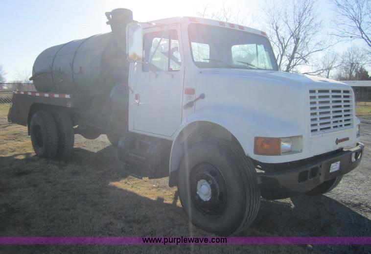image for item F6571 1990 International 4700 vacuum truck