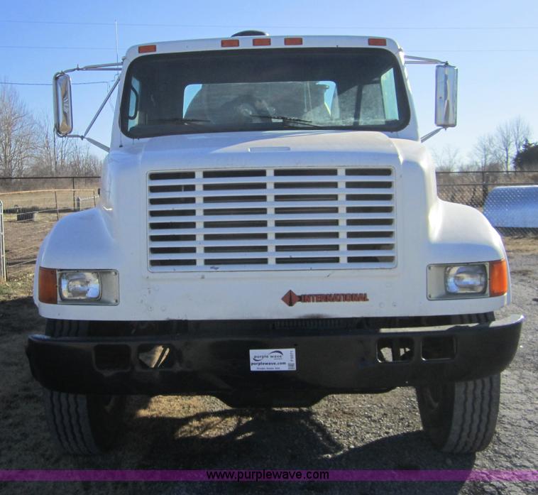 image for item F6571 1990 International 4700 vacuum truck