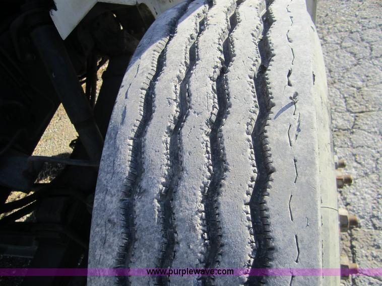 image for item F6571 1990 International 4700 vacuum truck