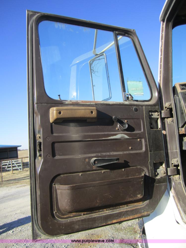 image for item F6571 1990 International 4700 vacuum truck