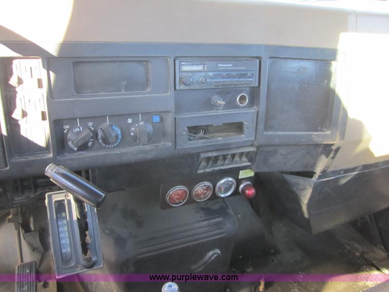 image for item F6571 1990 International 4700 vacuum truck