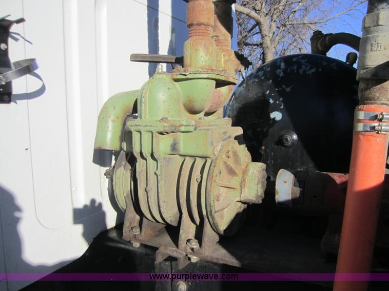 image for item F6571 1990 International 4700 vacuum truck