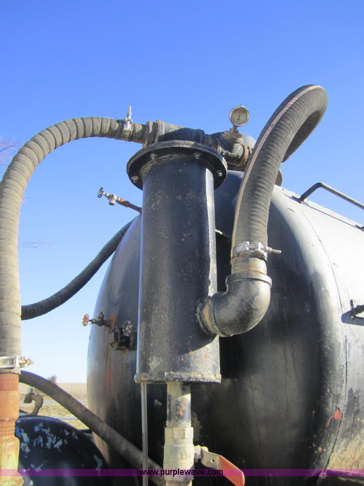 image for item F6571 1990 International 4700 vacuum truck