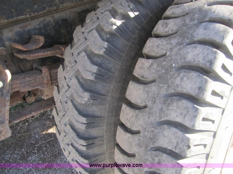 image for item F6571 1990 International 4700 vacuum truck