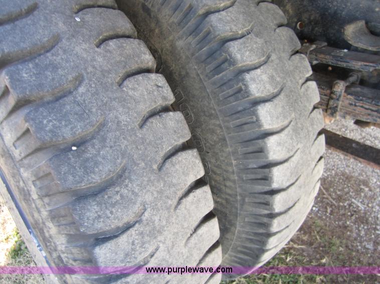 image for item F6571 1990 International 4700 vacuum truck