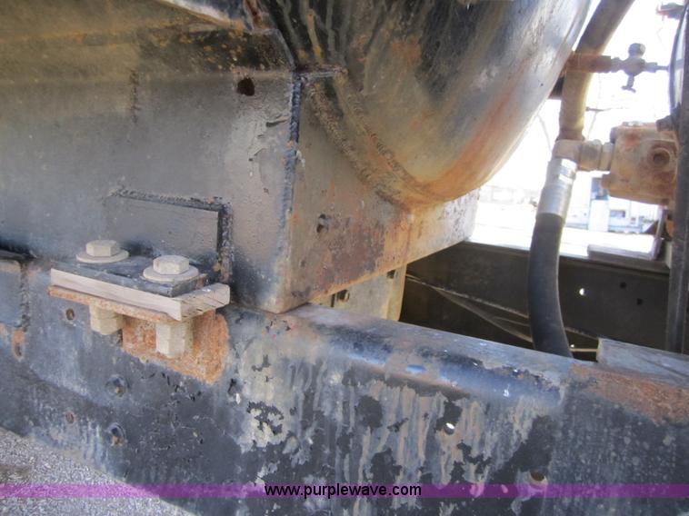 image for item F6571 1990 International 4700 vacuum truck