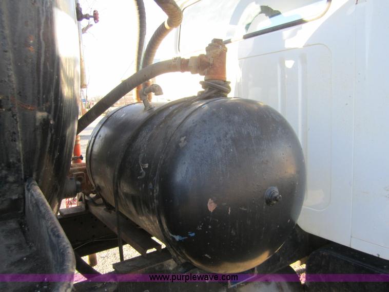 image for item F6571 1990 International 4700 vacuum truck