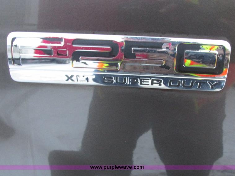 image for item AB9440 2006 Ford F250 Super Duty XL pickup truck