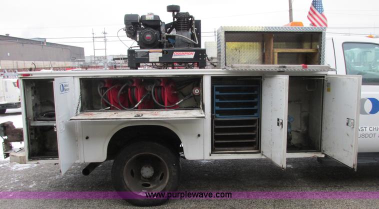 image for item AB9441 2007 Ford F550 XL Super Duty utility truck