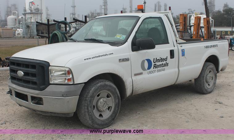 image for item E2556 2006 Ford F250 Super Duty XL pickup truck