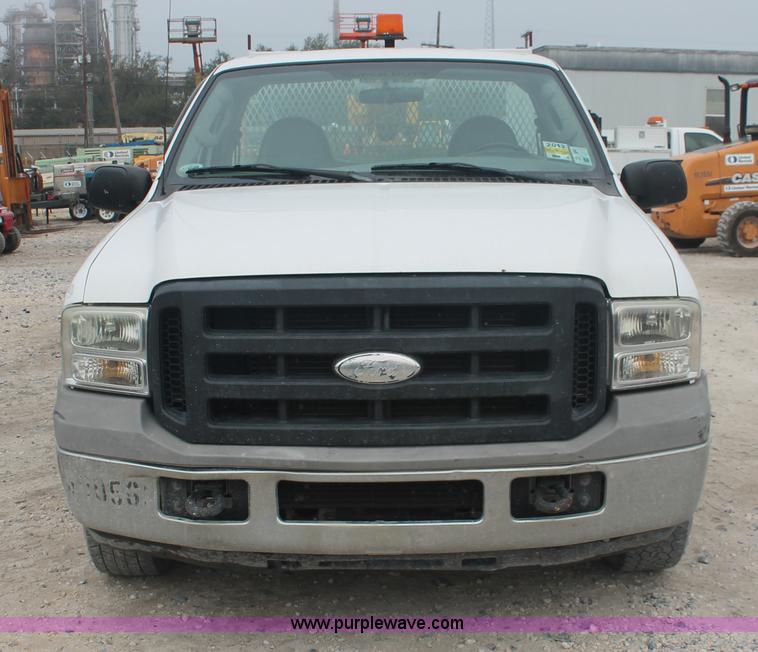 image for item E2556 2006 Ford F250 Super Duty XL pickup truck