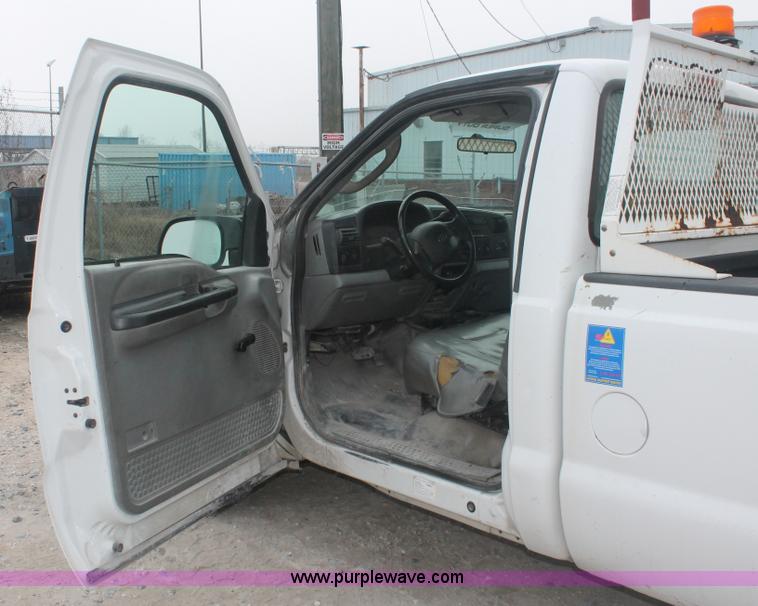 image for item E2556 2006 Ford F250 Super Duty XL pickup truck