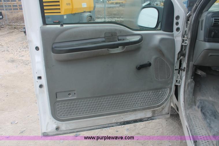 image for item E2556 2006 Ford F250 Super Duty XL pickup truck