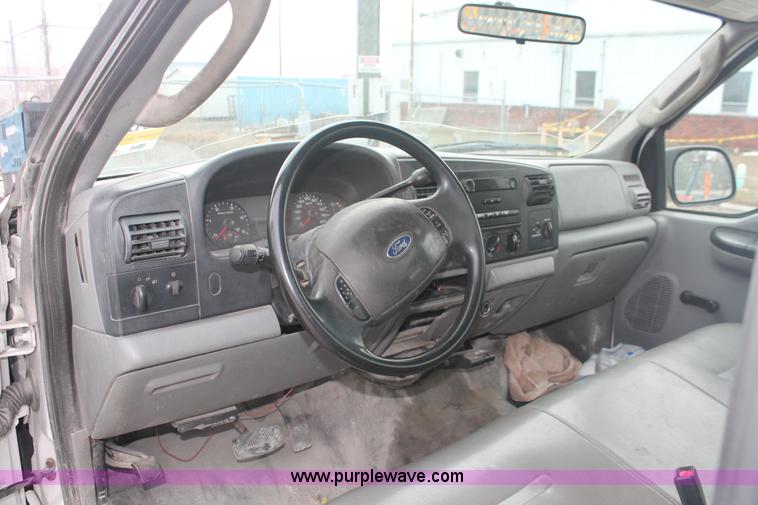 image for item E2556 2006 Ford F250 Super Duty XL pickup truck