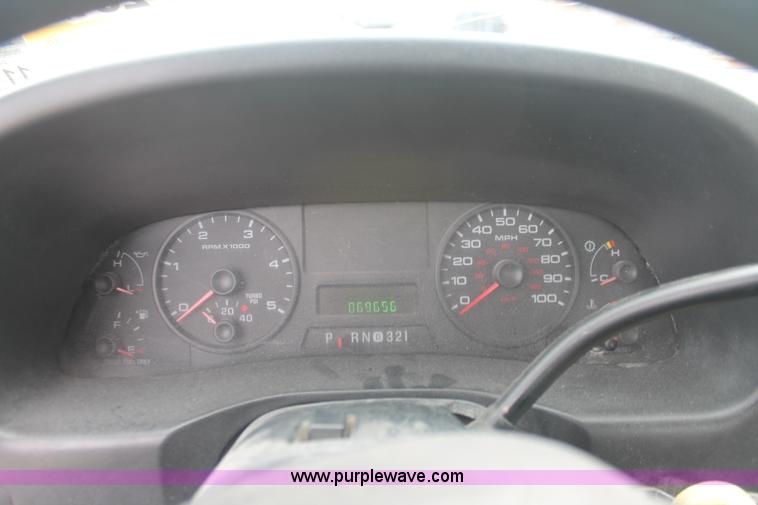 image for item E2556 2006 Ford F250 Super Duty XL pickup truck