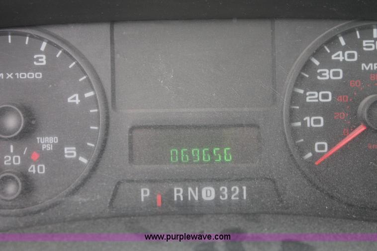 image for item E2556 2006 Ford F250 Super Duty XL pickup truck