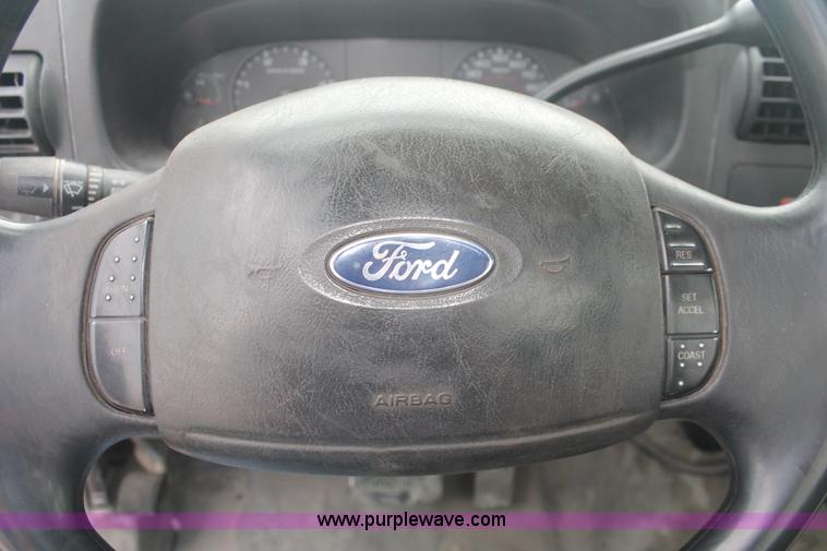 image for item E2556 2006 Ford F250 Super Duty XL pickup truck