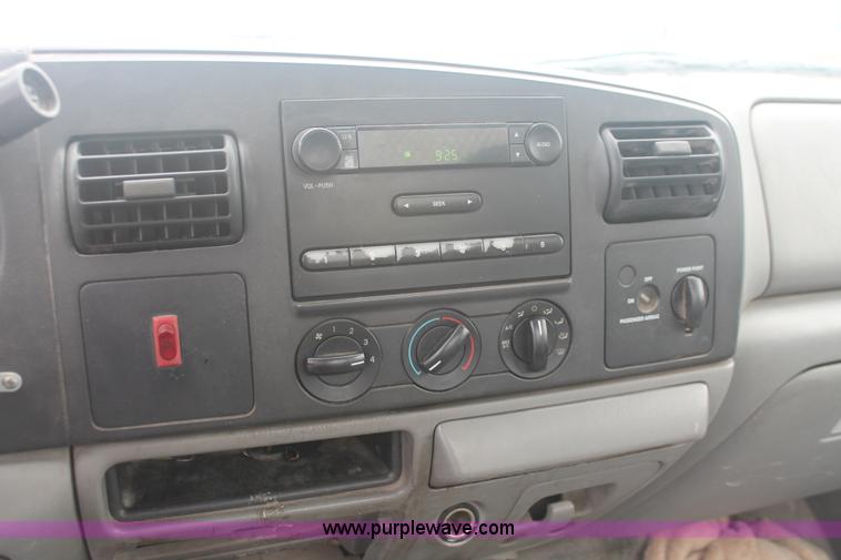 image for item E2556 2006 Ford F250 Super Duty XL pickup truck