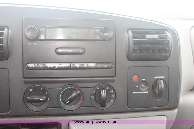 image for item E2556 2006 Ford F250 Super Duty XL pickup truck