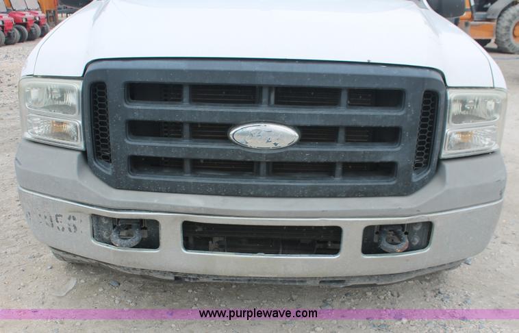 image for item E2556 2006 Ford F250 Super Duty XL pickup truck