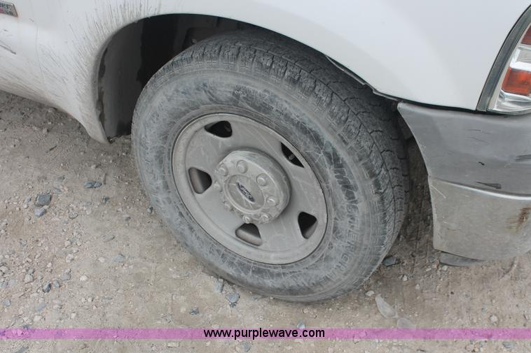 image for item E2556 2006 Ford F250 Super Duty XL pickup truck