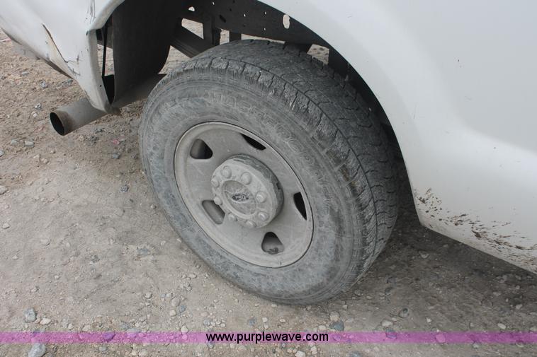 image for item E2556 2006 Ford F250 Super Duty XL pickup truck