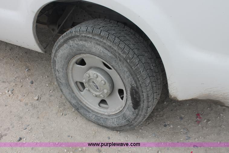 image for item E2556 2006 Ford F250 Super Duty XL pickup truck