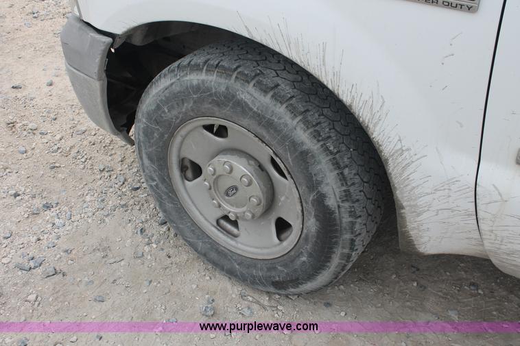 image for item E2556 2006 Ford F250 Super Duty XL pickup truck