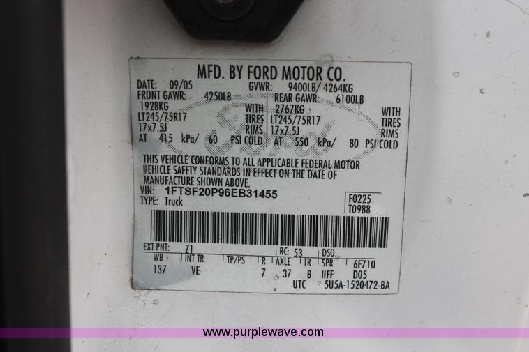 image for item E2556 2006 Ford F250 Super Duty XL pickup truck