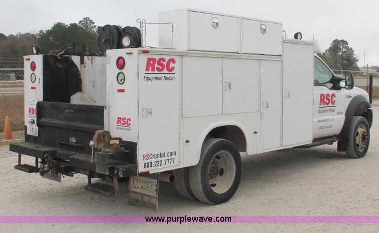image for item E2557 2006 Ford F550 XL Super Duty utility truck