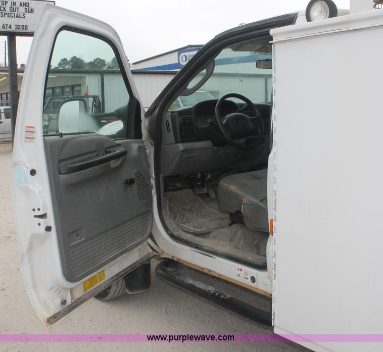 image for item E2557 2006 Ford F550 XL Super Duty utility truck
