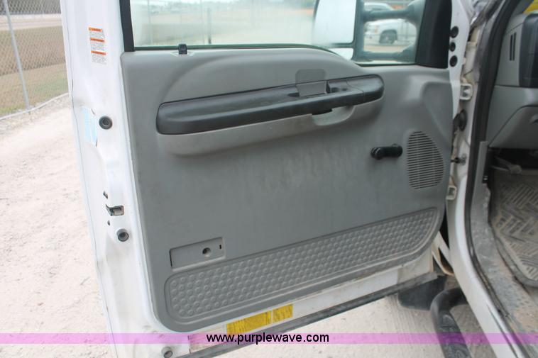 image for item E2557 2006 Ford F550 XL Super Duty utility truck