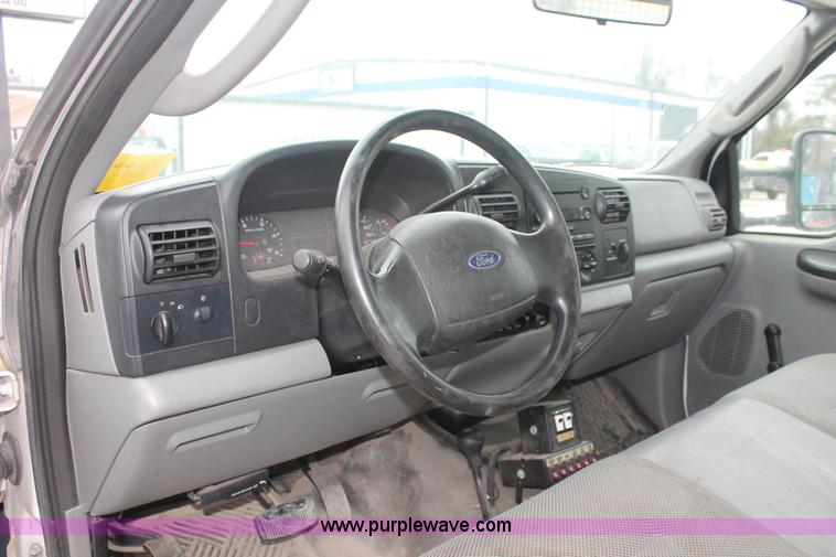 image for item E2557 2006 Ford F550 XL Super Duty utility truck
