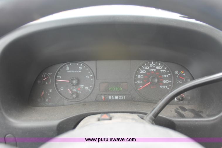 image for item E2557 2006 Ford F550 XL Super Duty utility truck