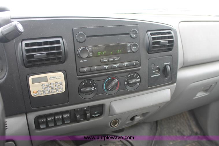 image for item E2557 2006 Ford F550 XL Super Duty utility truck